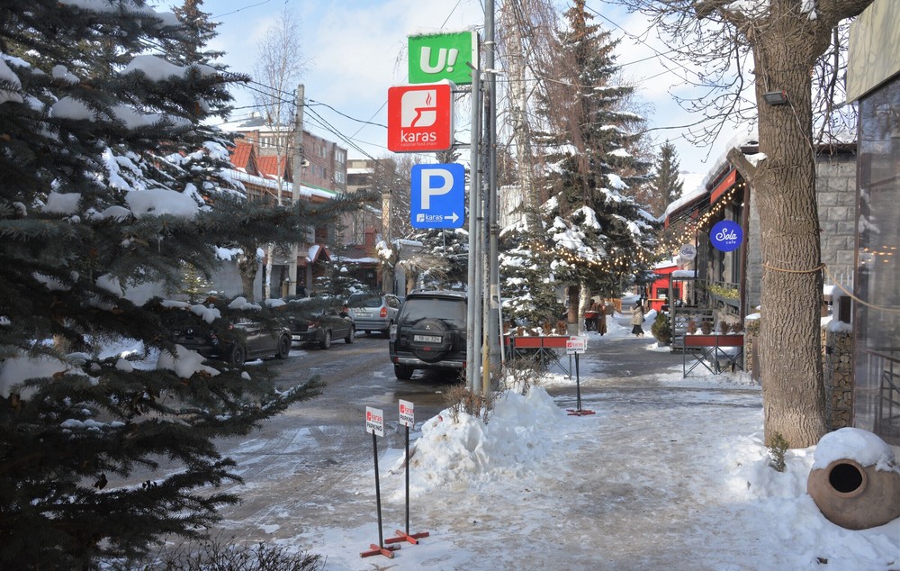Tsaghkadzor street with cafe